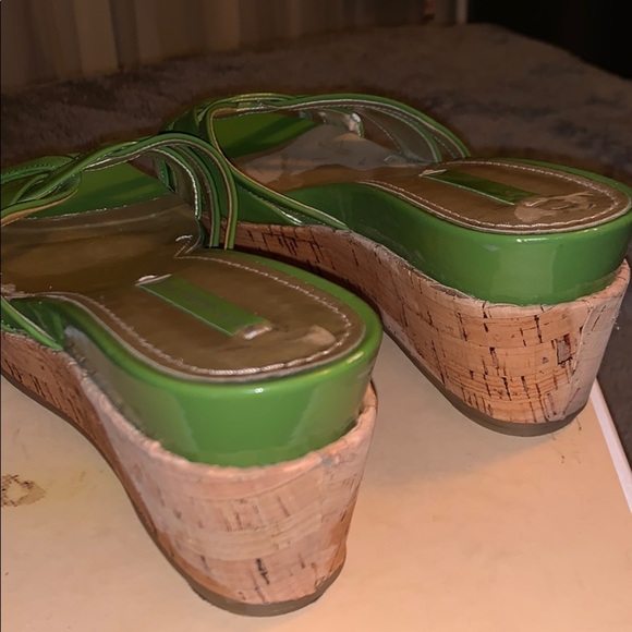 🍀 Classic Apple Green Strappy Wedge Sandals - Picture 3 of 5